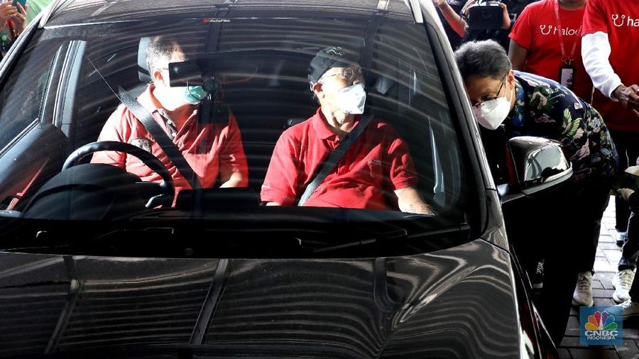 Warga lansia menjalani vaksinasi Covid-19 secara Drive thru di Kawasan Kemayoran, Jakarta, Rabu, (3/3/2021). Layanan vaksinasi COVID-19 untuk lansia secara drive thru dimulai pada Rabu, 3 Maret hingga akhir tahun 2021. (CNBC Indonesia/Muhammad Sabki)