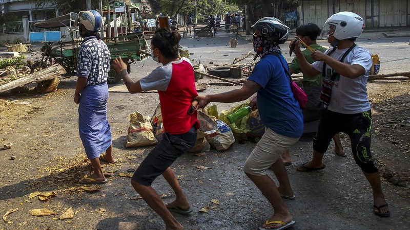 Para pengunjuk rasa memblokir jalan saat protes terhadap kudeta militer di Yangon, Myanmar, Rabu, (3/3/2021). AP/