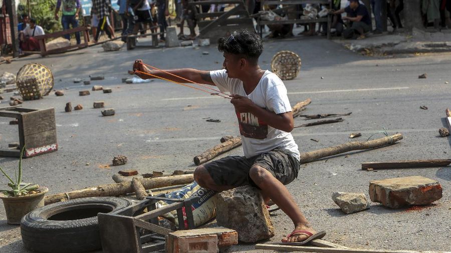 Para pengunjuk rasa memblokir jalan saat protes terhadap kudeta militer di Yangon, Myanmar, Rabu, (3/3/2021). AP/