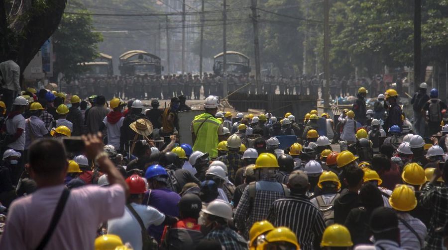 Para pengunjuk rasa memblokir jalan saat protes terhadap kudeta militer di Yangon, Myanmar, Rabu, (3/3/2021). AP/