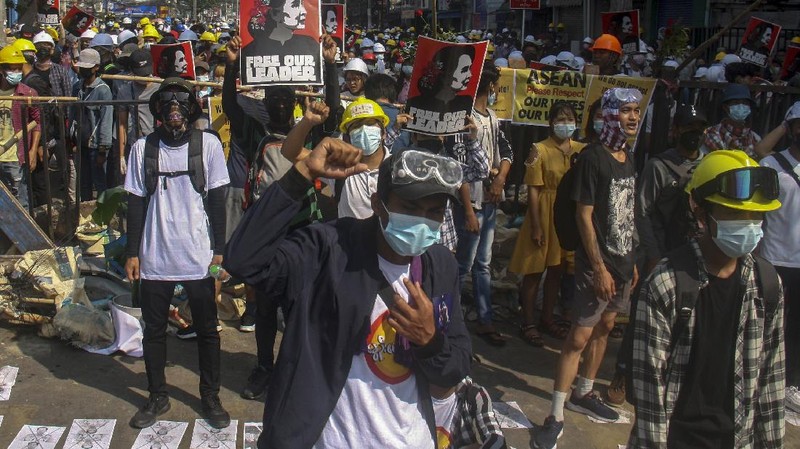Para pengunjuk rasa memblokir jalan saat protes terhadap kudeta militer di Yangon, Myanmar, Rabu, (3/3/2021). AP/