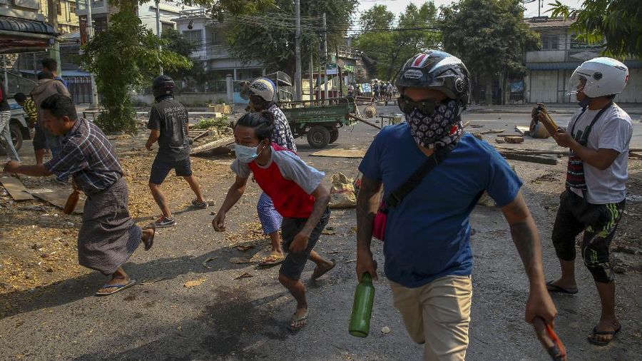 Para pengunjuk rasa memblokir jalan saat protes terhadap kudeta militer di Yangon, Myanmar, Rabu, (3/3/2021). AP/
