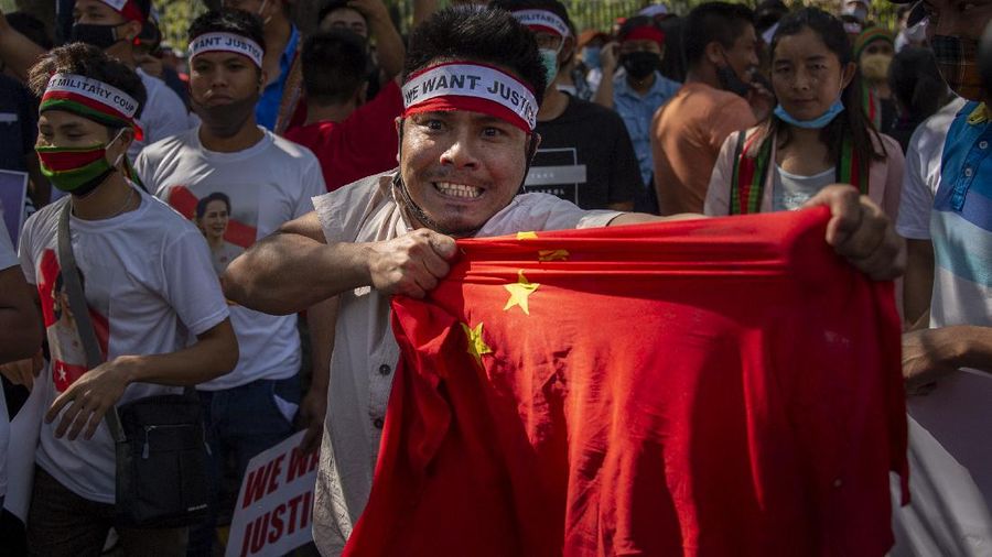 Pedemo penolak kudeta militer di Myanmar masih terus lakukan aksi pada 3 Maret 2021. (AP/Altaf Qadri)