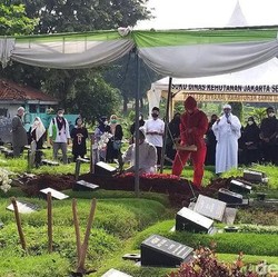 Rina Gunawan Dimakamkan di TPU Tanah Kusir Jakarta Selatan