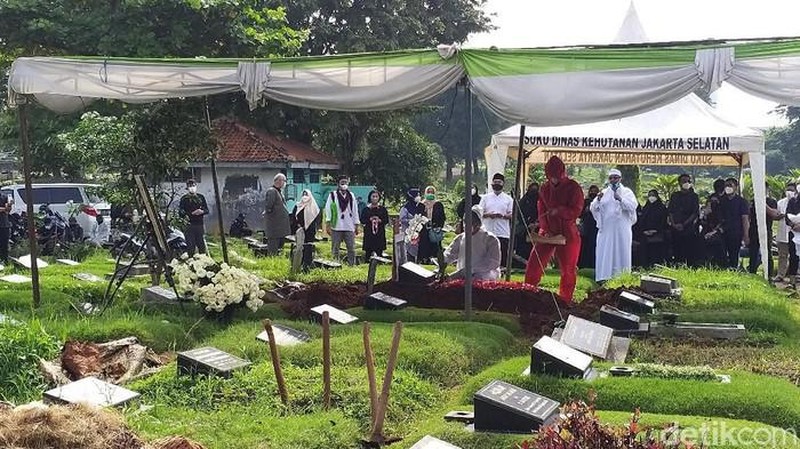 Rina Gunawan dimakamkan dengan protokol kesehatan. Foto: pingkan/detikhot