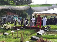 Rina Gunawan Dimakamkan di TPU Tanah Kusir Jakarta Selatan