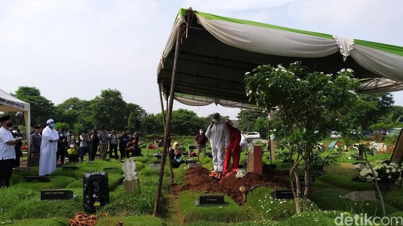 Rina Gunawan dimakamkan dengan protokol kesehatan. Foto: pingkan/detikhot