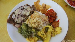 10 Nasi Padang Legendaris di Jakarta Ini Punya Lauk Komplet