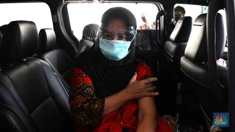Warga lansia menjalani vaksinasi Covid-19 secara Drive thru di Kawasan Kemayoran, Jakarta, Rabu, (3/3/2021). Layanan vaksinasi COVID-19 untuk lansia secara drive thru dimulai pada Rabu, 3 Maret hingga akhir tahun 2021. (CNBC Indonesia/Muhammad Sabki)
