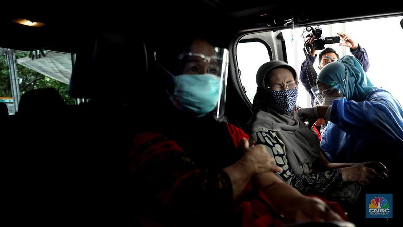 Warga lansia menjalani vaksinasi Covid-19 secara Drive thru di Kawasan Kemayoran, Jakarta, Rabu, (3/3/2021). Layanan vaksinasi COVID-19 untuk lansia secara drive thru dimulai pada Rabu, 3 Maret hingga akhir tahun 2021. (CNBC Indonesia/Muhammad Sabki)