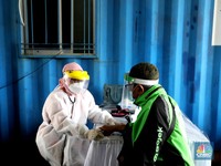 Potret Layanan Vaksinasi Covid Drive Thru ala Halodoc & Gojek