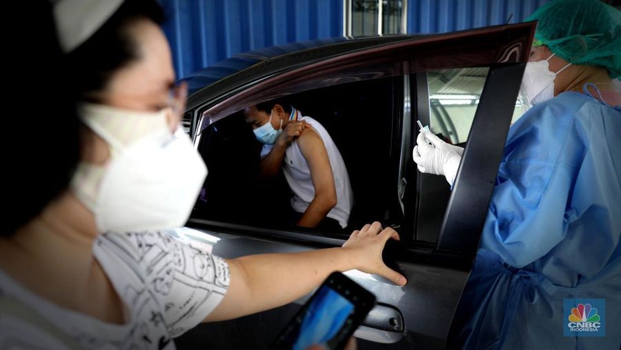 Warga lansia menjalani vaksinasi Covid-19 secara Drive thru di Kawasan Kemayoran, Jakarta, Rabu, (3/3/2021). Layanan vaksinasi COVID-19 untuk lansia secara drive thru dimulai pada Rabu, 3 Maret hingga akhir tahun 2021. (CNBC Indonesia/Muhammad Sabki)