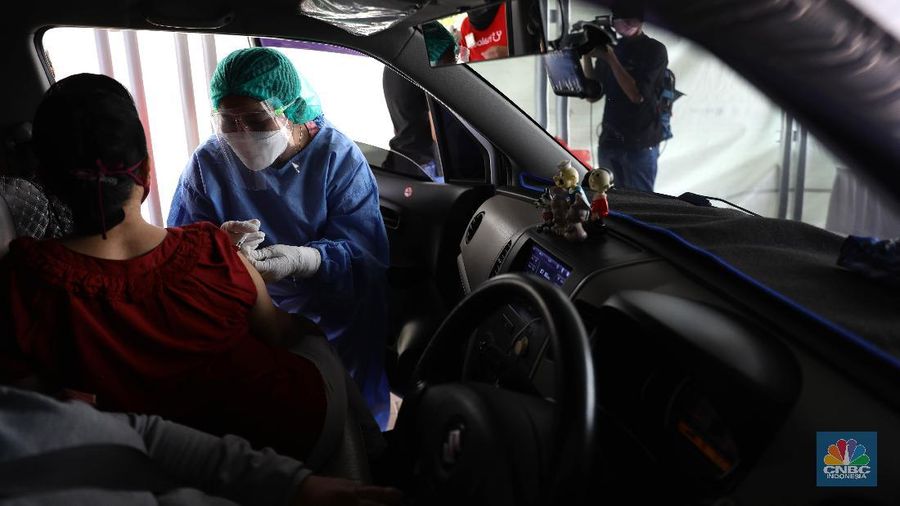 Warga lansia menjalani vaksinasi Covid-19 secara Drive thru di Kawasan Kemayoran, Jakarta, Rabu, (3/3/2021). Layanan vaksinasi COVID-19 untuk lansia secara drive thru dimulai pada Rabu, 3 Maret hingga akhir tahun 2021. (CNBC Indonesia/Muhammad Sabki)