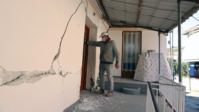 Gempa 6,3 Magnitudo guncang Yunani pada Rabu (3/3//2021). (AP/Vaggelis Kousioras)