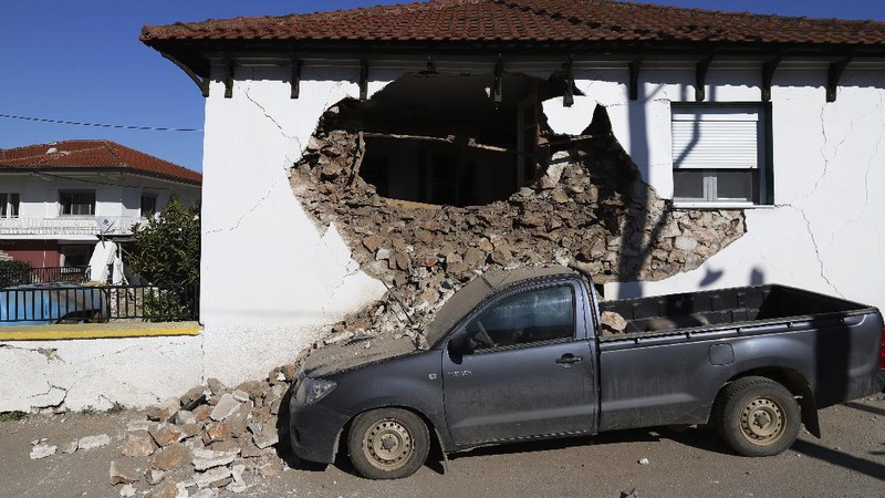 Gempa 6,3 Magnitudo guncang Yunani pada Rabu (3/3//2021). (AP/Vaggelis Kousioras)