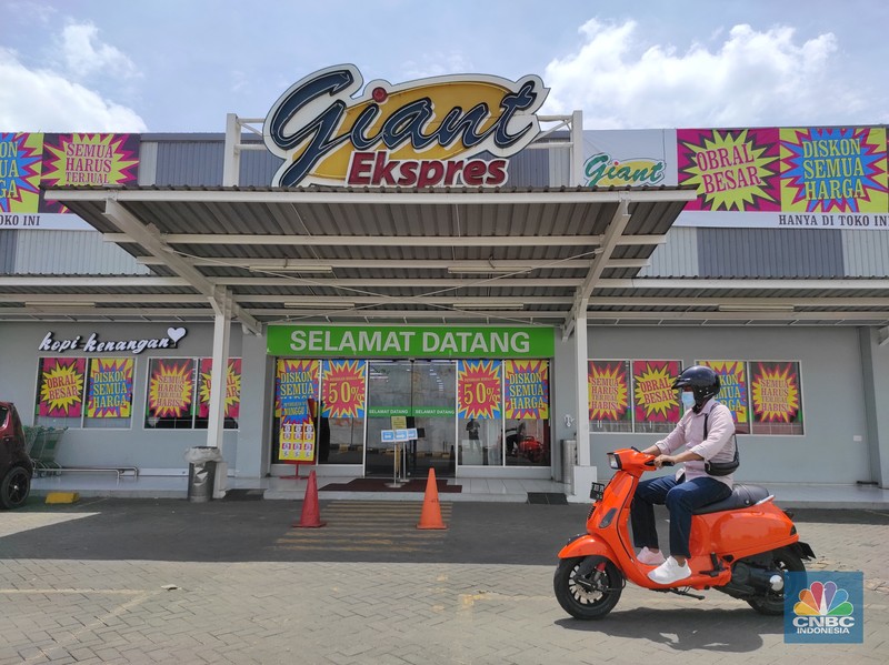 Suasana pusat perbelanjaan di Giant Ekspres Kemayoran terlihat sepi pengunjung, Jakarta, Senin (31/5/2021). PT Hero Supermarket TbkTbk menutup seluruh gerai Giant di Indonesia pada bulan Juni mendatang. (CNBC Indonesia/Tri Susilo) Suasana pusat perbelanjaan di Giant Ekspres Kemayoran terlihat sepi pengunjung, Jakarta, Senin (31/5/2021). PT Hero Supermarket TbkTbk menutup seluruh gerai Giant di Indonesia pada bulan Juni mendatang. (CNBC Indonesia/Tri Susilo)