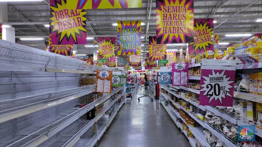 Pengunjung memlih produk yang dijual di supermarket Giant, Pondok Cabe, Tangerang Selata, Rabu (4/3/2021). (վ/Andrean Kristianto)