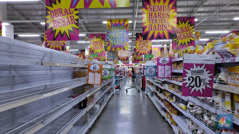 Pengunjung memlih produk yang dijual di supermarket Giant, Pondok Cabe, Tangerang Selata, Rabu (4/3/2021). (CNBC Indonesia/Andrean Kristianto)