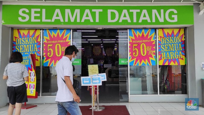 Pengunjung memlih produk yang dijual di supermarket Giant, Pondok Cabe, Tangerang Selata, Rabu (4/3/2021). (CNBC Indonesia/Andrean Kristianto)
