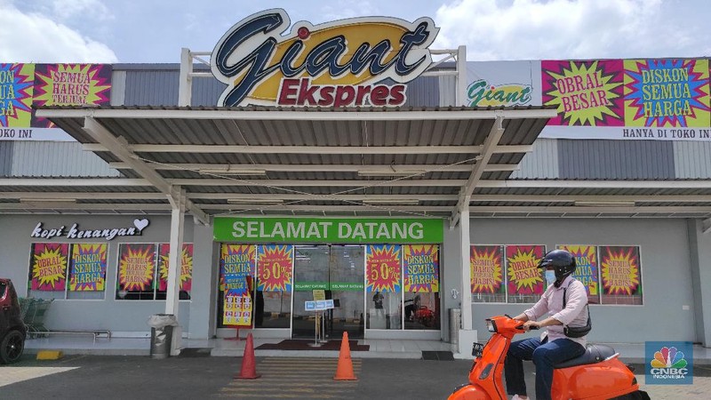 Suasana pusat perbelanjaan di Giant Ekspres Kemayoran terlihat sepi pengunjung, Jakarta, Senin (31/5/2021). PT Hero Supermarket TbkTbk menutup seluruh gerai Giant di Indonesia pada bulan Juni mendatang.  (CNBC Indonesia/Tri Susilo)