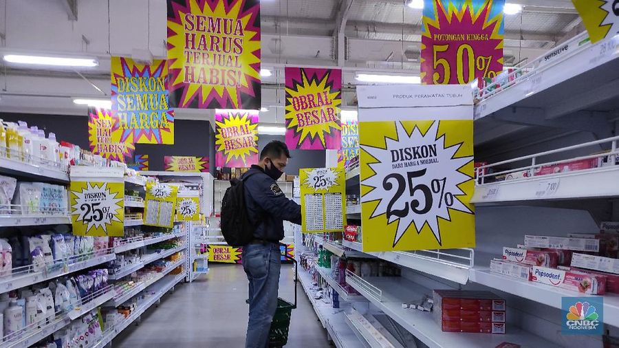 Pengunjung memlih produk yang dijual di supermarket Giant, Pondok Cabe, Tangerang Selata, Rabu (4/3/2021). (²©²ÊÍøÕ¾/Andrean Kristianto)