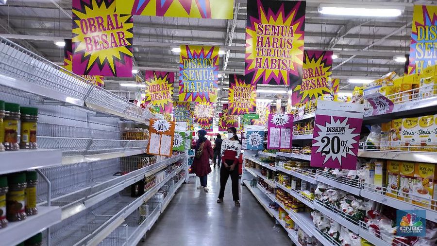 Pengunjung memlih produk yang dijual di supermarket Giant, Pondok Cabe, Tangerang Selata, Rabu (4/3/2021). (CNBC Indonesia/Andrean Kristianto)