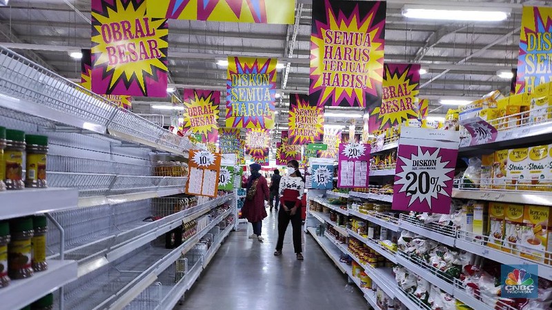 Pengunjung memlih produk yang dijual di supermarket Giant, Pondok Cabe, Tangerang Selata, Rabu (4/3/2021). (CNBC Indonesia/Andrean Kristianto)