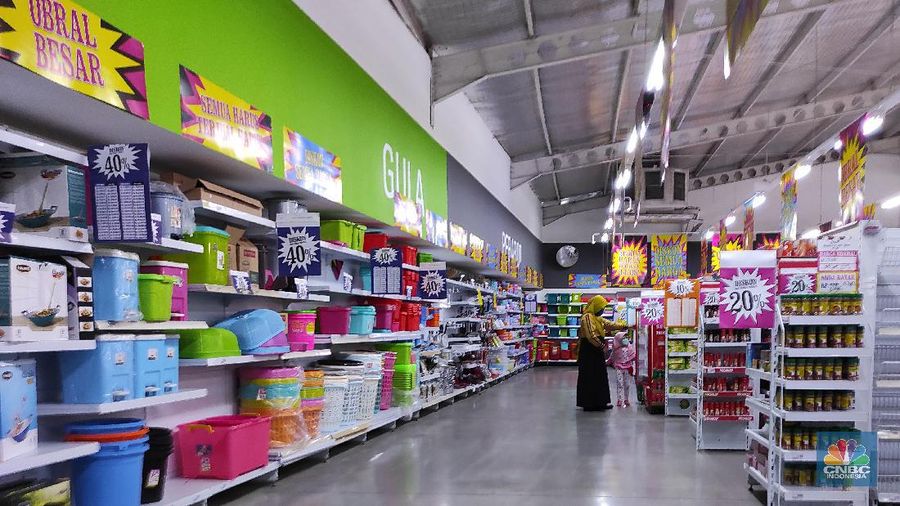 Pengunjung memlih produk yang dijual di supermarket Giant, Pondok Cabe, Tangerang Selata, Rabu (4/3/2021). (CNBC Indonesia/Andrean Kristianto)