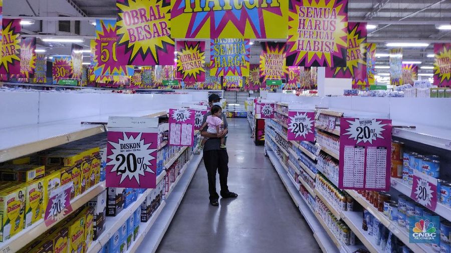 Pengunjung memlih produk yang dijual di supermarket Giant, Pondok Cabe, Tangerang Selata, Rabu (4/3/2021). (վ/Andrean Kristianto)