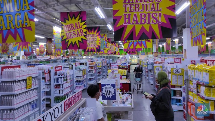 Pengunjung memlih produk yang dijual di supermarket Giant, Pondok Cabe, Tangerang Selata, Rabu (4/3/2021). (CNBC Indonesia/Andrean Kristianto)