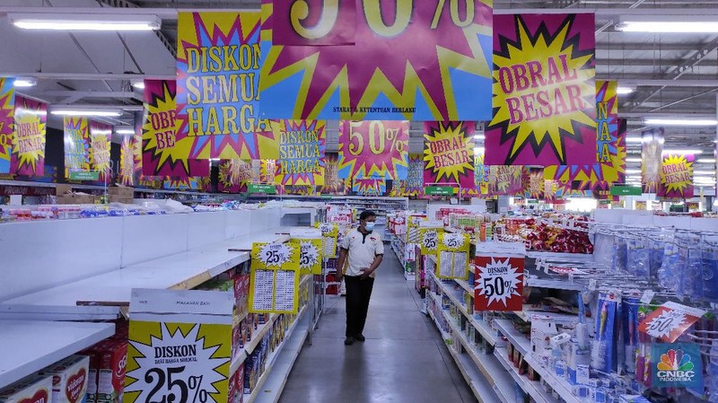 Pengunjung memlih produk yang dijual di supermarket Giant, Pondok Cabe, Tangerang Selata, Rabu (4/3/2021). (CNBC Indonesia/Andrean Kristianto)