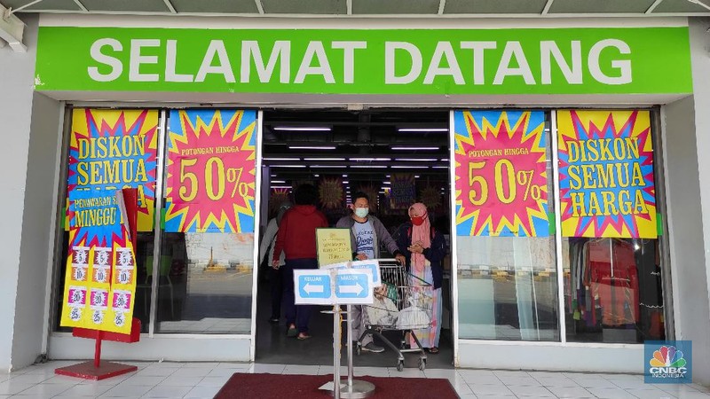 Pengunjung memlih produk yang dijual di supermarket Giant, Pondok Cabe, Tangerang Selata, Rabu (4/3/2021). (CNBC Indonesia/Andrean Kristianto)
