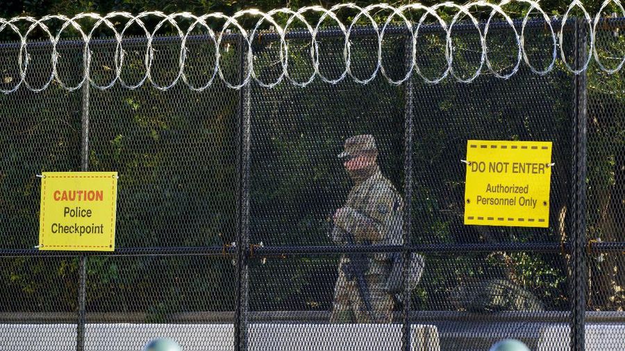 Penjagaan di Gedung Capitol Hill saat menerima ancaman dari kelompok militan pada Rabu (3/3/2021). (AP/J. Scott Applewhite)
