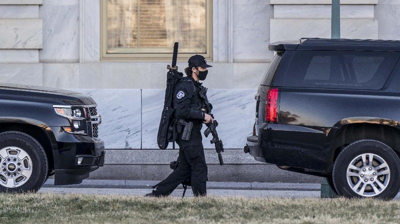 Penjagaan di Gedung Capitol Hill saat menerima ancaman dari kelompok militan pada Rabu (3/3/2021). (AP/J. Scott Applewhite)