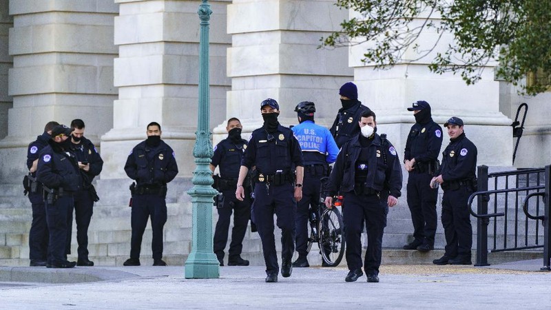 Penjagaan di Gedung Capitol Hill saat menerima ancaman dari kelompok militan pada Rabu (3/3/2021). (AP/J. Scott Applewhite)