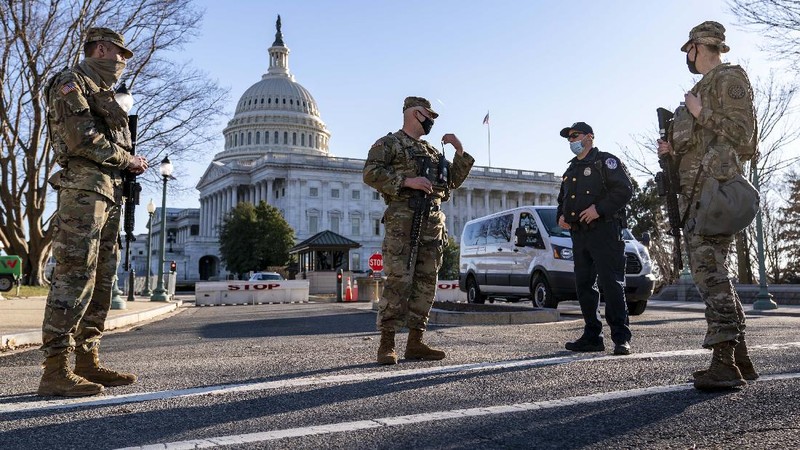 Penjagaan di Gedung Capitol Hill saat menerima ancaman dari kelompok militan pada Rabu (3/3/2021). (AP/J. Scott Applewhite)