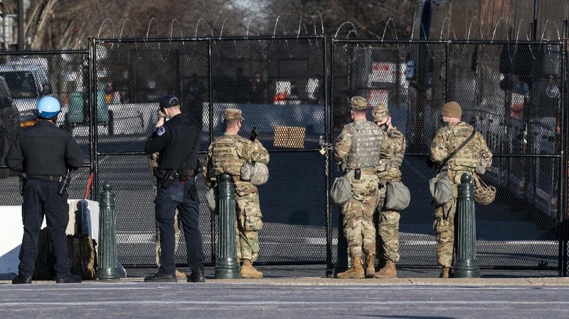 Penjagaan di Gedung Capitol Hill saat menerima ancaman dari kelompok militan pada Rabu (3/3/2021). (AP/J. Scott Applewhite)