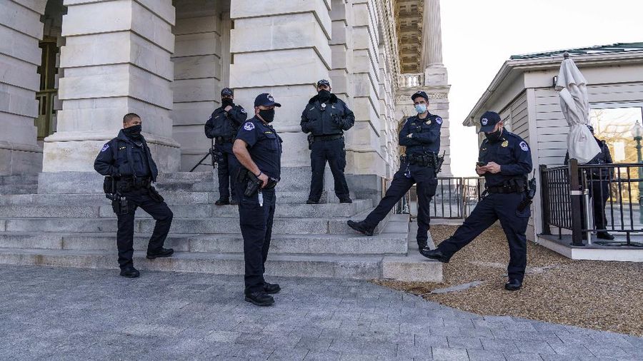 Penjagaan di Gedung Capitol Hill saat menerima ancaman dari kelompok militan pada Rabu (3/3/2021). (AP/J. Scott Applewhite)