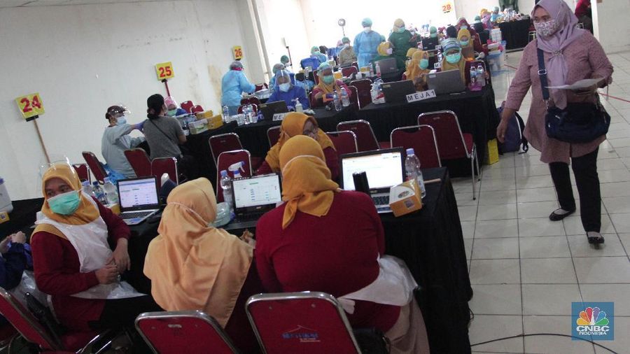 Vaksin massal di Mall CBD Ciledug, Tangerang, Banten, Kamis (4/3/2021). (CNBC Indonesia/Muhammad Sabki)