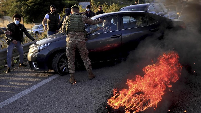 Warga Lebanon marah memblokir seluruh jalan dengan membakar ban dan tempat sampah setelah mata uang Lebanon jatuh ke titik terendah baru dalam krisis ekonomi. (AP/Hussein Malla)
