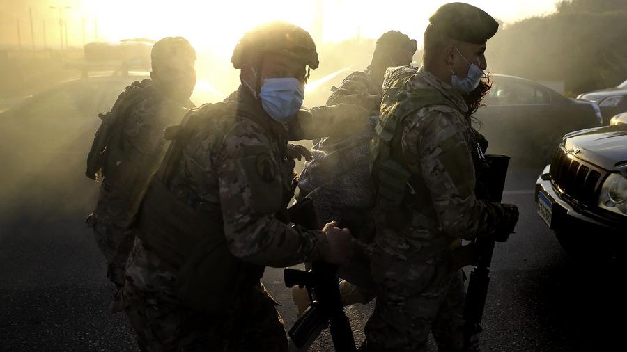 Warga Lebanon marah memblokir seluruh jalan dengan membakar ban dan tempat sampah setelah mata uang Lebanon jatuh ke titik terendah baru dalam krisis ekonomi. (AP/Hussein Malla)