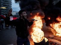 Lebanon Krisis Mata Uang, Warga Ngamuk Bakar Jalan