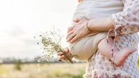 Bingung Pilih Gendongan Bayi yang Gampang Ganti Posisi? Cek 2 Opsi Ini 
