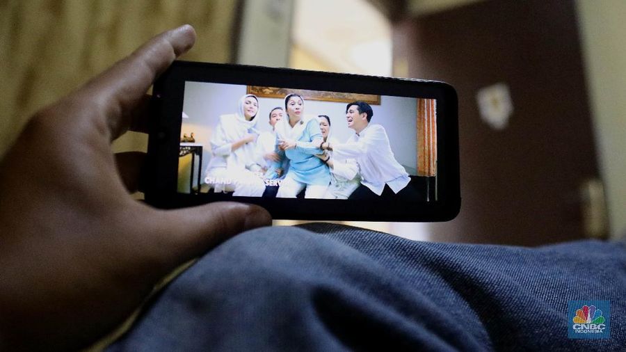 Ilustrasi nonton film lewat (OTT) over the top. (վ/Muhammad Sabki)