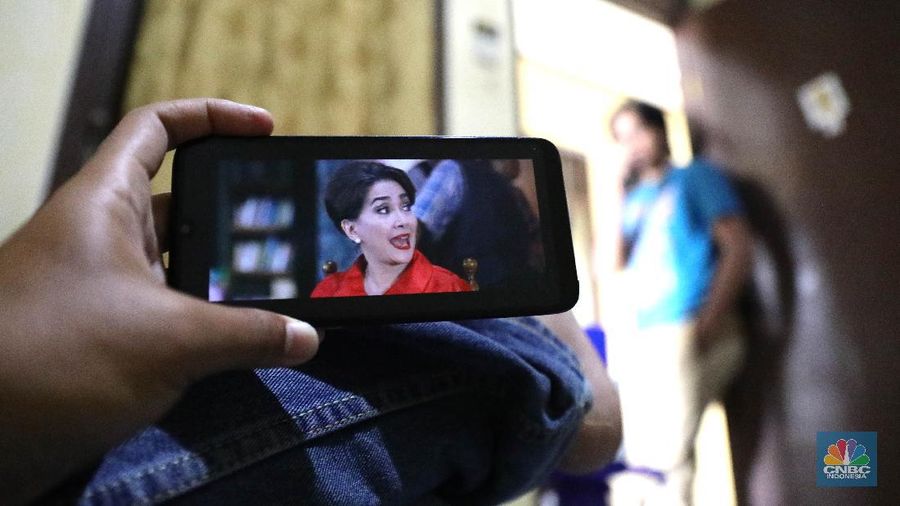 Ilustrasi nonton film lewat (OTT) over the top. (CNBC Indonesia/Muhammad Sabki)