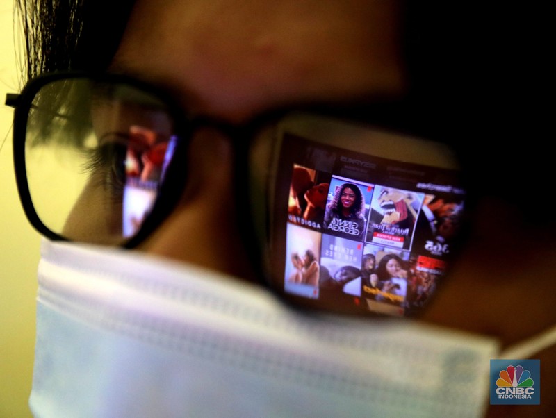 Orang-orang berkumpul di dekat dekorasi meriah yang dipasang untuk menyambut Tahun Baru dan liburan Natal di Simferopol, Krimea, 21 Desember 2025. REUTERS/Alexey Pavlishak