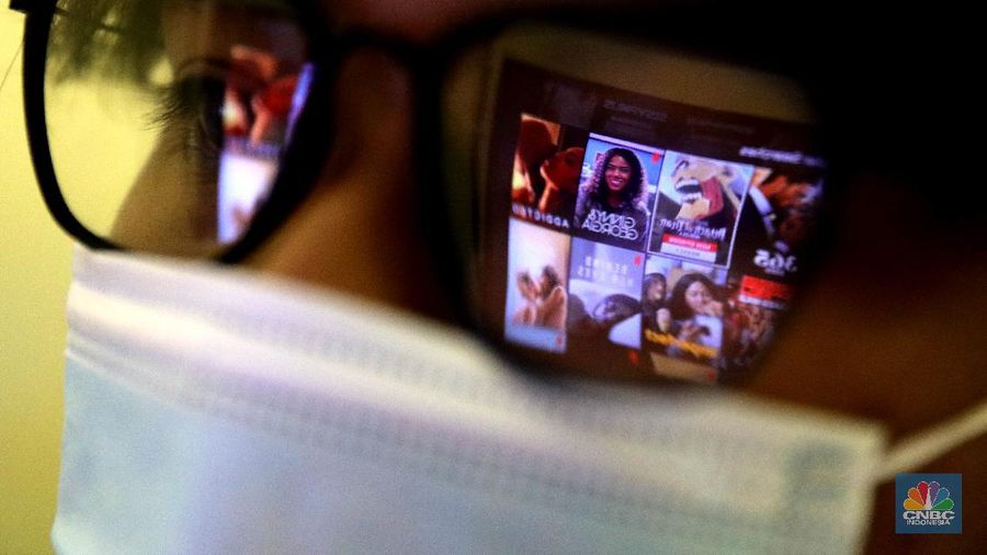 Ilustrasi nonton film lewat (OTT) over the top. (CNBC Indonesia/Muhammad Sabki)