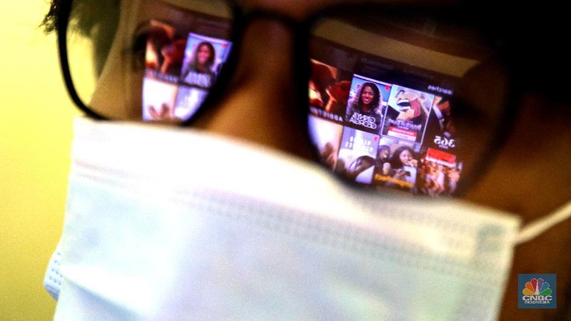 Ilustrasi nonton film lewat (OTT) over the top. (CNBC Indonesia/Muhammad Sabki)