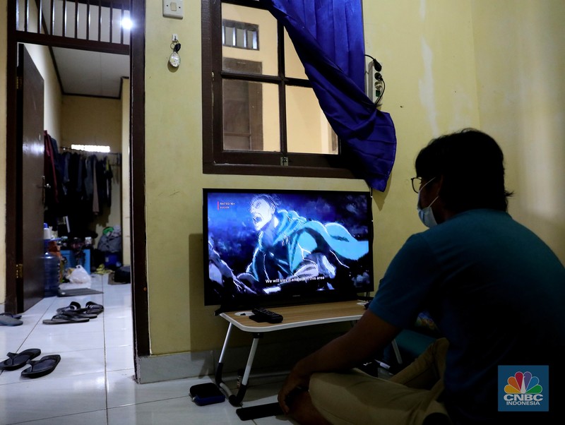 Orang-orang berkumpul di dekat dekorasi meriah yang dipasang untuk menyambut Tahun Baru dan liburan Natal di Simferopol, Krimea, 21 Desember 2025. REUTERS/Alexey Pavlishak
