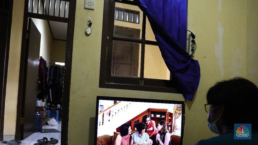 Ilustrasi nonton film lewat (OTT) over the top. (CNBC Indonesia/Muhammad Sabki)
